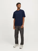 Camiseta azul marino de manga corta y cuello redondo con estampado en la espalda de elementos de camping y la frase "HIKE ESSENTIALS ESCAPE INTO NATURE AND EXPLORE THE UNKNOWN".