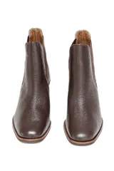 Botines Chelsea de cuero color marrón chocolate, con elásticos laterales y tacón bloque.