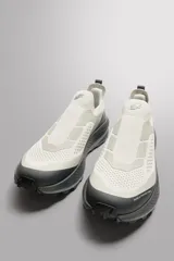 Zapatilla deportiva sin cordones para uso diario y carreras ligeras. Parte superior de tejido de punto transpirable, con puntera y talón recubiertos de material Shield Protect Max. Tirador trasero, plantilla OrthoLite® extraíble, entresuela Spume Foam V3 y suela de goma.