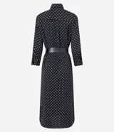 Vestido midi tipo chemise de tela satinada negra con lunares blancos, cuello solapa, abotonado delantero, mangas largas y cinturón con hebilla.