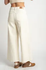 Pantalón de jean color crudo, corte wide leg y tiro medio.