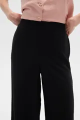 Pantalón ancho color beige, de viscosa y calce alto.