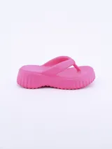 Sandalias tipo ojotas color fucsia, con plataforma y suela texturizada.