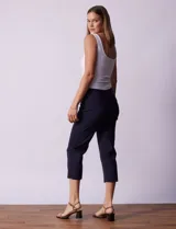Pantalón capri blanco en gabardina elastizada, marca Zac & Rachel. Pretina ancha elastizada. Delantera y trasera con bolsillos simulados.