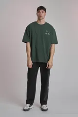 Remera verde oscuro de corte amplio con mangas cortas y estampado pequeño en el pecho con la frase 'Summer in the Beach'.