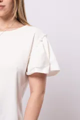 Blusa blanca de algodón con mangas cortas abullonadas.