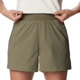 Short deportivo color verde oliva, con cintura elástica, bolsillos laterales y traseros, y tecnología Omni-Shade™ UPF 50 y Omni-Shield™ para protección solar y repelencia al agua.