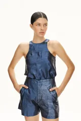 Top sin mangas de lino metalizado azul, con cuello a la base y sisas entradas, de corte casual y elegante.