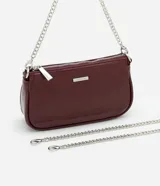 Bolso baguette pequeño de material sintético texturizado color borgoña con asas de cadena.