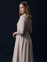 Vestido maxi color beige, marca Emma & Michele, con cuello a la base y escote en V. Manga larga de largo regulable con presilla y botón.
