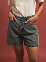 Short de jean gris con lavado gastado, tiro alto y corte recto.