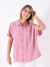 Camisa rosada de manga corta con botones.