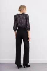 Pantalón recto de tiro alto confeccionado en viscosa con elastano, con cierre trasero invisible y bolsillos laterales.