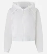 Campera rompevientos deportiva color blanco, confeccionada en poliamida, con capucha, cierre delantero en cremallera, tirador gomoso y puños ajustados.