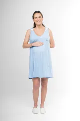 Camisón celeste con rayas verticales blancas, escote en U, sin mangas y con botones en los tirantes para amamantar.