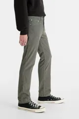 Pantalón de pana color gris, corte slim fit, tiro medio.