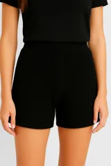 Short negro de viscosa con punto crochet, calce alto y holgado.