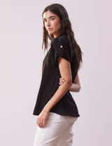 Blusa negra de gasa con cuello a la base y mangas cortas con presilla y botón.