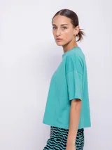 Remera corta blanca con estampa de flores en el frente y manga corta, diseñada para un uso versátil.