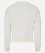 Cardigan blanco de tricot con cuello redondo, mangas largas y cierre frontal con botones florales metálicos. El bajo y los puños son acanalados.