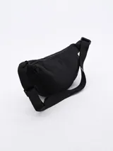 Riñonera negra de tela impermeable con correa ajustable con hebilla.