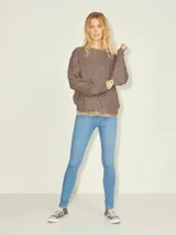 Sweater de punto color marrón con textura tipo waffle, cuello redondo y mangas largas.