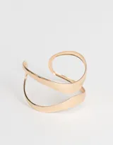 Brazalete rígido dorado con diseño geométrico abierto.