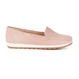 Mocasín color rosa con detalle de perforaciones en la parte delantera y apliques metálicos en los laterales.