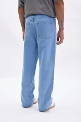 Pantalón casual de mezclilla, color celeste claro, de corte ancho y tiro alto.