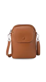 Bandolera pequeña tipo 'phonebag' de símil cuero color camel, con forma rectangular redondeada. Posee un bolsillo frontal con tapa y broche metálico a presión, y un compartimento superior con cierre de cremallera. Incluye correa ajustable para llevar al hombro o cruzada.
