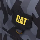Mochila Caterpillar modelo Benson, color negro y gris, con estampado de camuflaje geométrico acolchado. Presenta un compartimento principal con bolsillo acolchado para laptop de 15.6", bolsillo frontal con organizador y bolsillos laterales de malla.