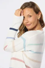 Buzo de tejido fino color blanco con rayas horizontales de colores pastel, confeccionado en algodón.