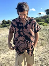 Camisa de corte relajado con estampado batik en tonos marrón y negro.