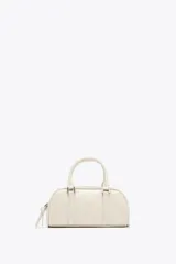 Bolso mini tipo bowling color crema, con doble compartimento con cierre de cremallera, asa de mano y asa bandolera extraíble.
