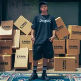 Remera negra de algodón con estampa frontal del box logo "Ahogado" de R.Flakkkk, estampa trasera del logo del álbum Ahogado y micro logo de KABOA & "Turro Original" en las mangas.