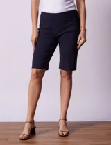 Bermuda blanca de gabardina elastizada marca Zac & Rachel.