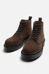 Bota de caña baja color marrón chocolate, de cuero gamuzado, con cordones al tono y suela track color negro.