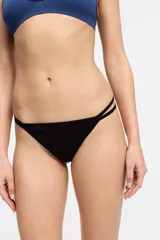 Conjunto de ropa interior color rojo, compuesto por un corpiño triangular de punto canalé con tirantes regulables y una bombacha colaless con tiras dobles en los laterales.