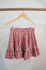 Minifalda con estampado vichy en color rojo y blanco, con volados en el ruedo y cintura elastizada.