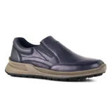 Zapato casual azul marino de cuero liso, con elásticos laterales y suela marrón con detalles en negro.