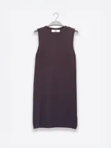 Vestido corto de punto color celeste, sin mangas y de corte ajustado.