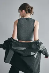 Top tejido en hilo con lurex color gris, con escote halter y sisa baja.