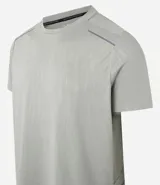 Remera deportiva gris con cuello redondo, mangas cortas, estampa heat print y detalle en los hombros. Confeccionada en tejido de malla con tecnología Dry.
