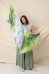 Pañuelo rectangular de seda con estampado abstracto en degrade de colores blanco, gris y naranja, con borde naranja.