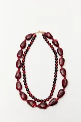 Collar de dos vueltas con cuentas de diferentes tamaños en color rojo y negro.