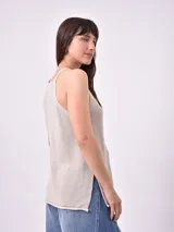 Musculosa blanca de tejido de punto con cuello halter y espalda descubierta.