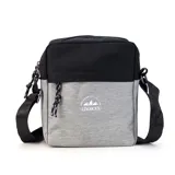 Morral bandolera de nylon con diseño en dos tonos, gris y negro. Tiene dos bolsillos externos con cierre y un bolsillo interno. La correa es regulable.