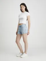 Remera blanca de corte slim con cuello redondo y estampado rectangular con el logo de Calvin Klein Jeans en el pecho.