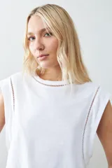 Musculosa verde agua con cuello redondo y sisas con detalle de vainillas.