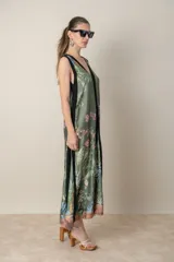 Vestido largo rojo con estampado floral, escote en V y vivos negros.